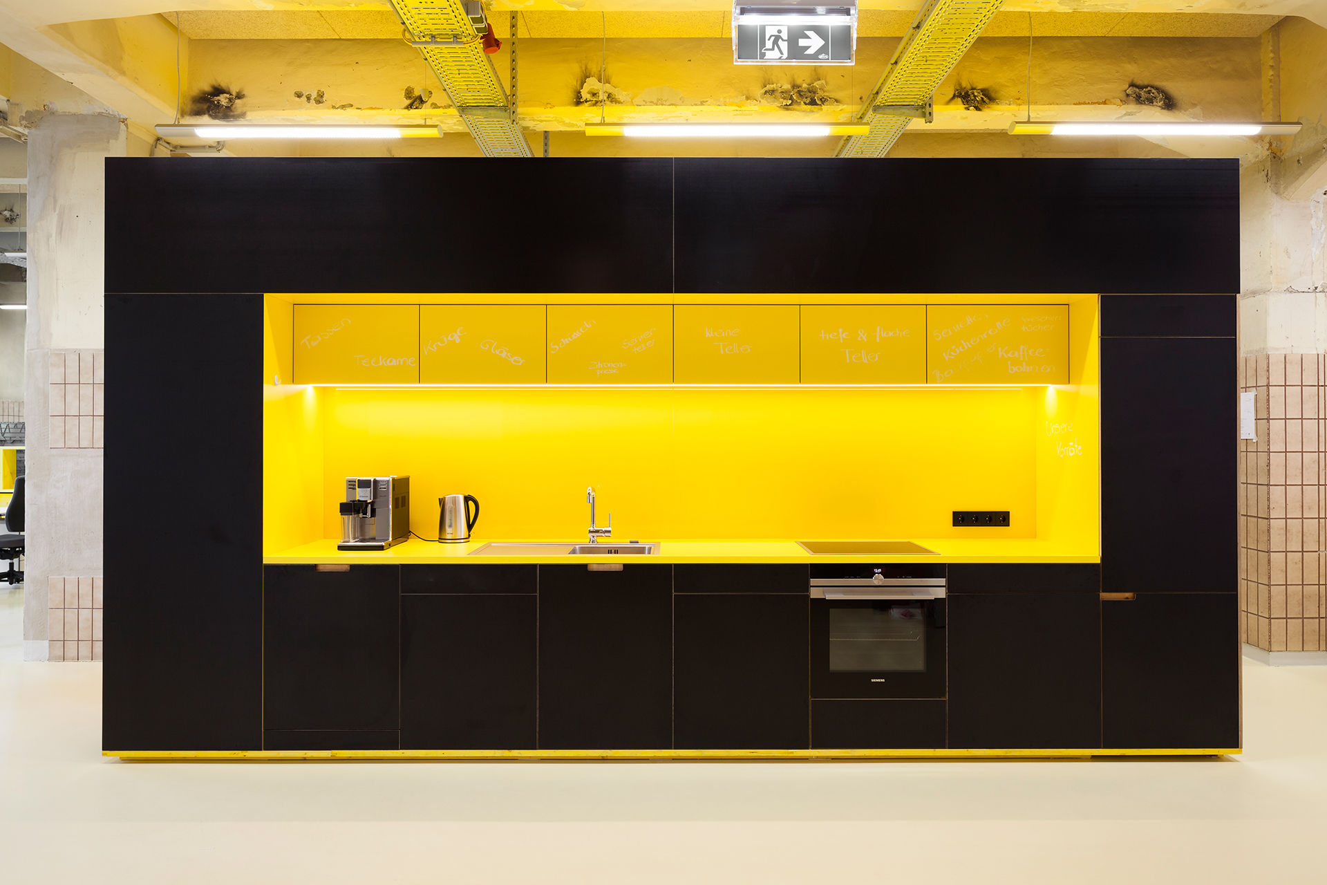 Industrial Design Küche aus Dokaplatten in Schwarz Gelb im Co-Working-Space in der Ankerbrotfabrik