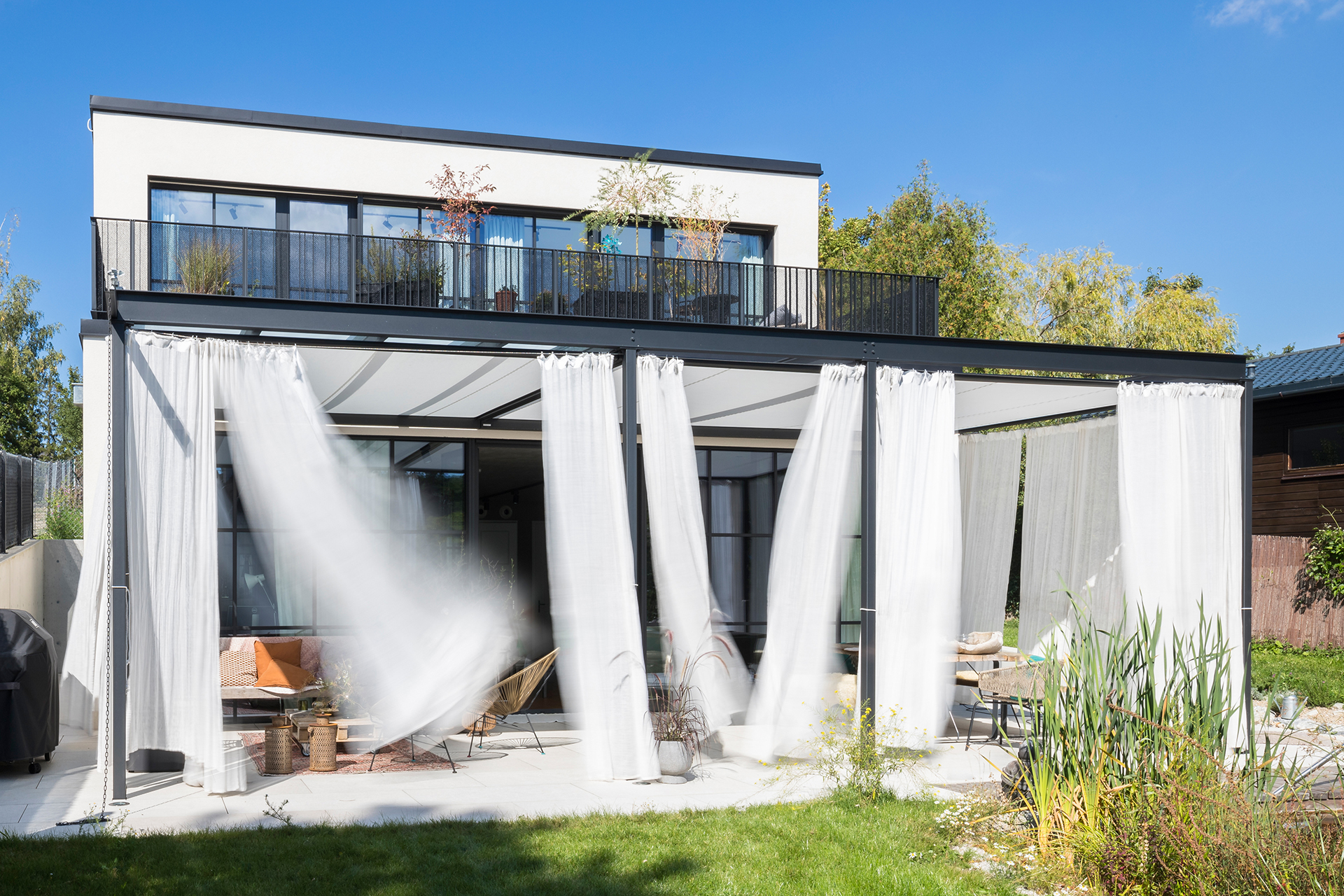 Industrial House im Süden von Wien, Passivhaus mit Stahl Glasfronten, Interior Design in Zeiten des Klimawandels