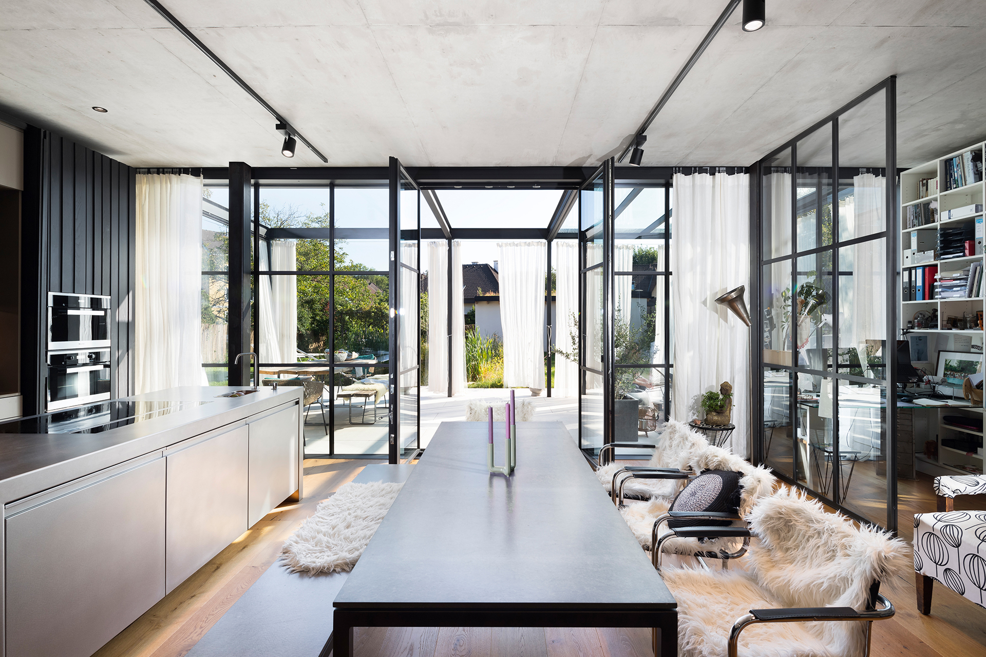 Industrial House im Süden von Wien, Passivhaus mit Stahl Glasfronten, Interior Design in Zeiten des Klimawandels
